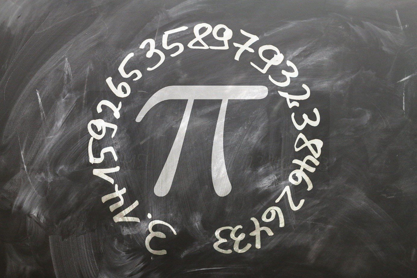 tablica szkolna z narysowanym kredą symbolem liczby pi