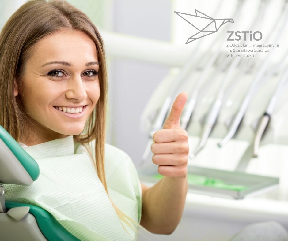 kobieta, blondynka siedzi na fotelu dentystycznym w tle urządzenia dentystyczne