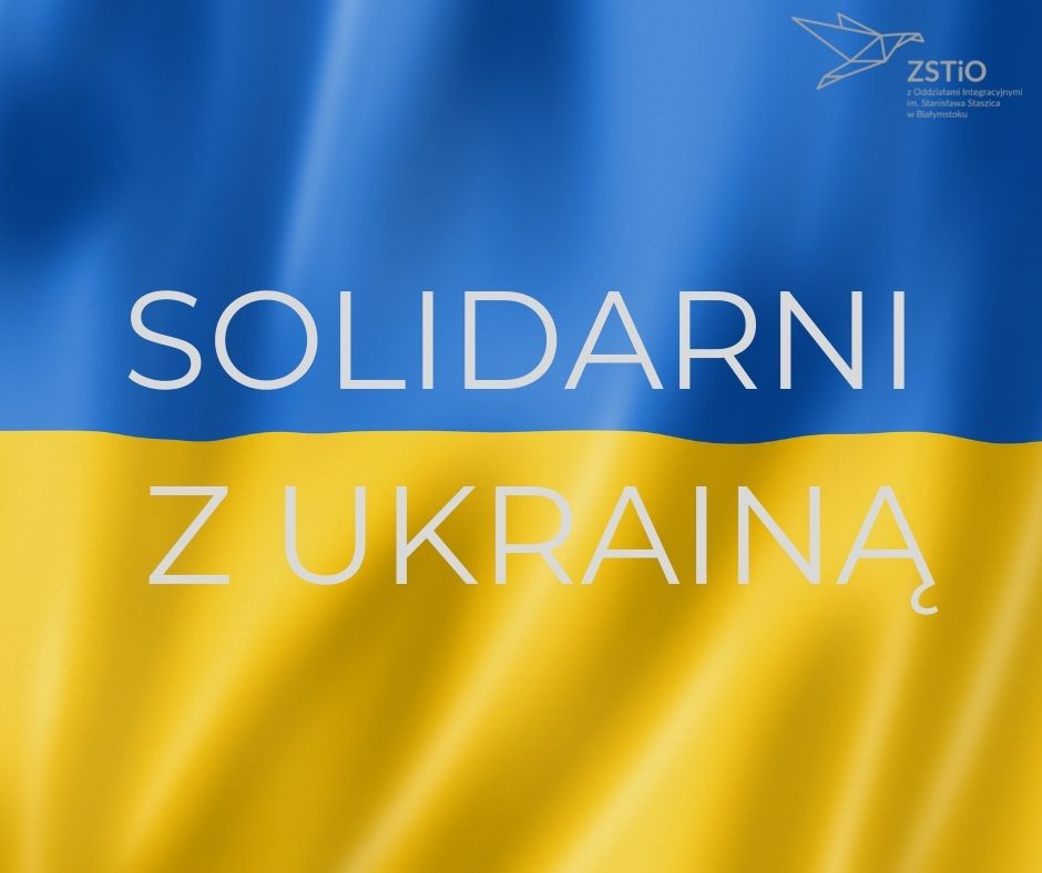 flaga ukraińska z napisem solidarni z Ukrainą