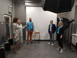 2 mężczyzn i trzy kobiety stoją w sali fotograficznej