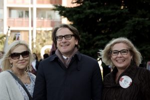 trzy osoby, po środku mężczyzna w okularach, po prawej i lewej kobieta