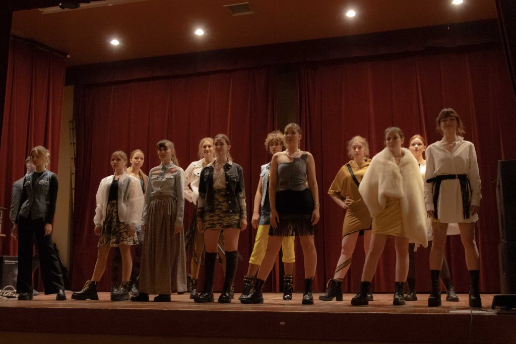 grupa modelek, młode dziewczyny, stoją na scenie, ubrane w glany