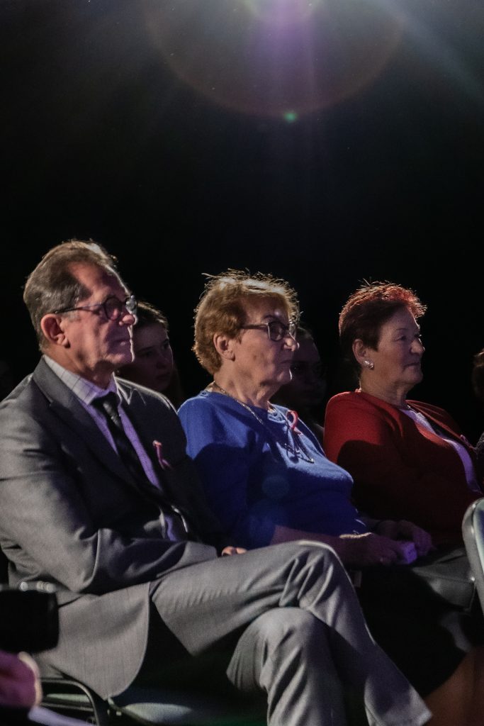 grupa ludzi w różnym wieku siedzi na widowni