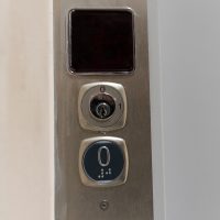 przyciski z oznaczeniem Brailleowskim w windzie