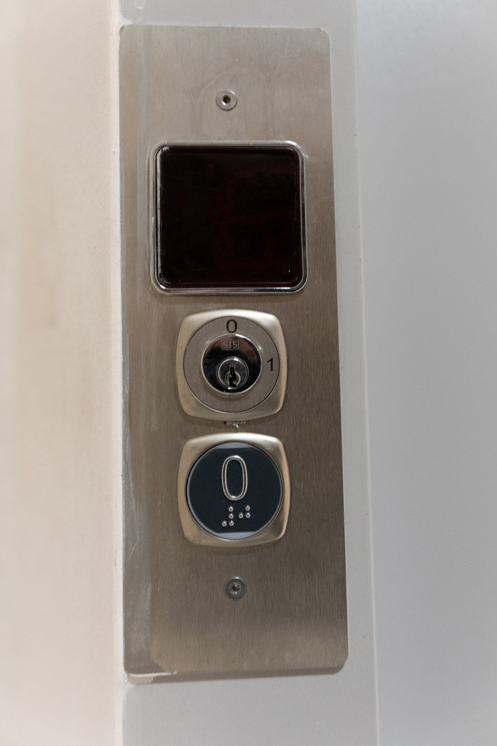 przyciski z oznaczeniem Brailleowskim w windzie