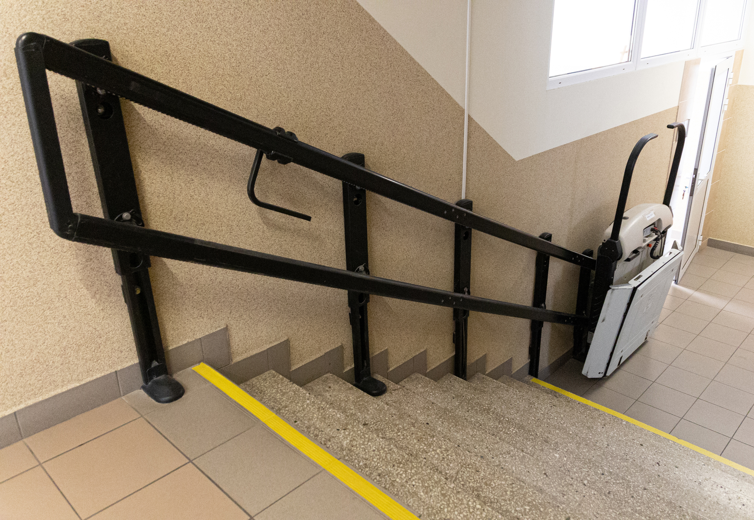 schody przy których zamontowano platformę dla osób z niepełnosprawnościami