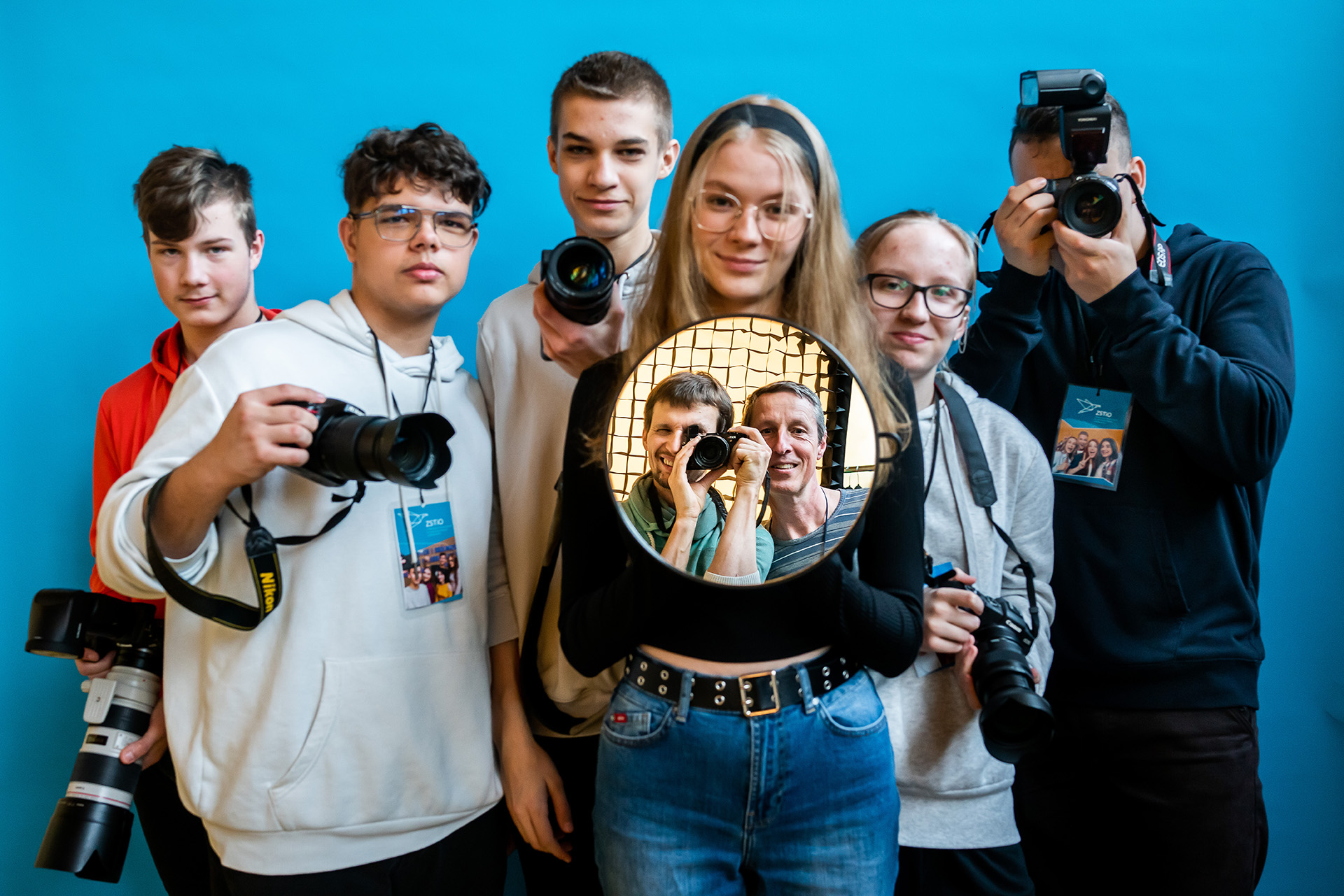 grupa młodychy fotografów pozuje do zdjkecia