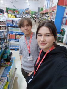 dwoje młodych ludzi pozuje do zdjęcia w sklepie