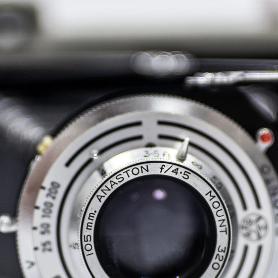 aparat na jasnym tle