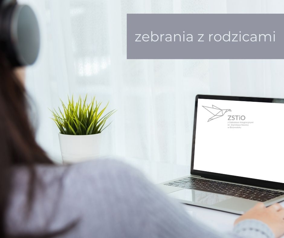 zebrania z rodzicami, laptop z logiem zstio na pulpicie