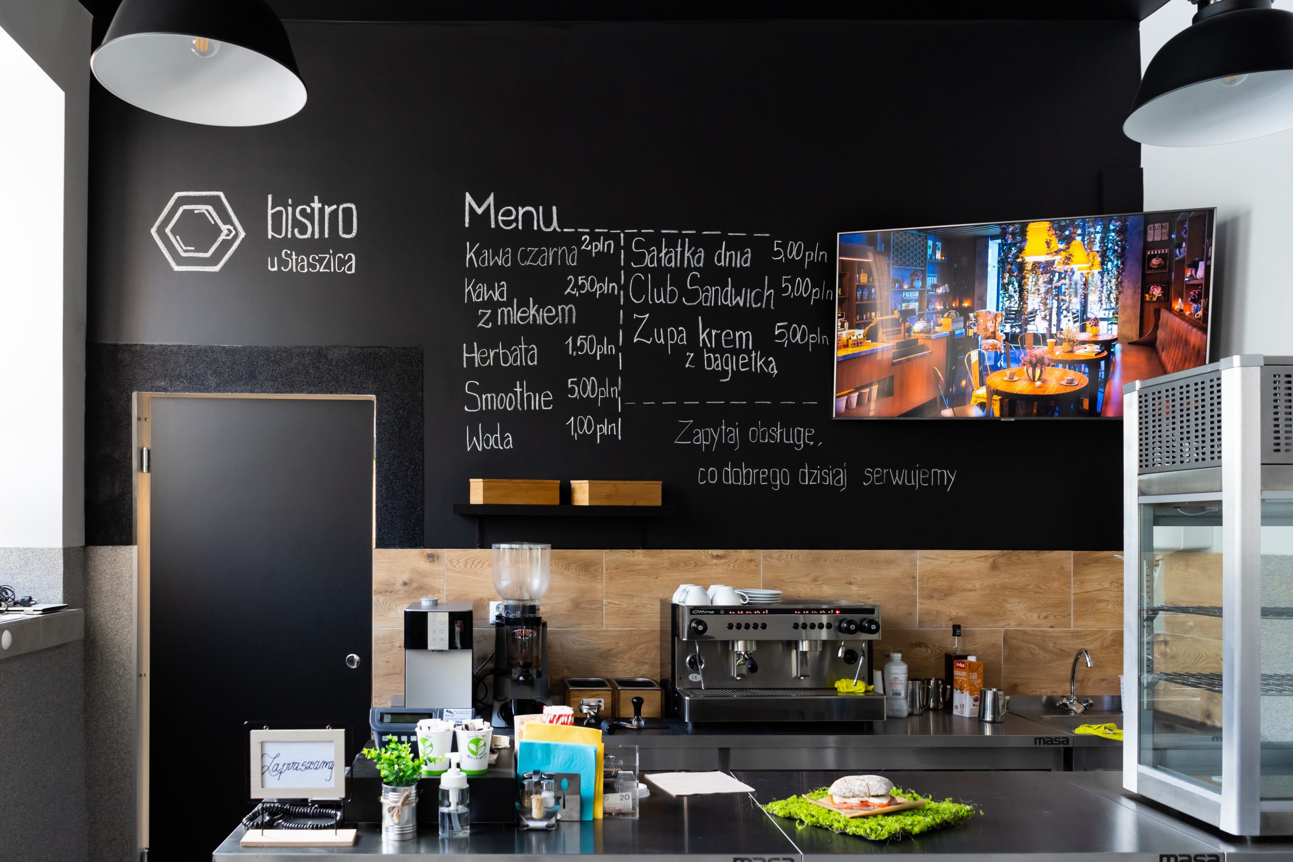 wnętrze bistro, lada, kasa fiskalna, elementy dekoracyjne, ekspres, telewizor, naczynia