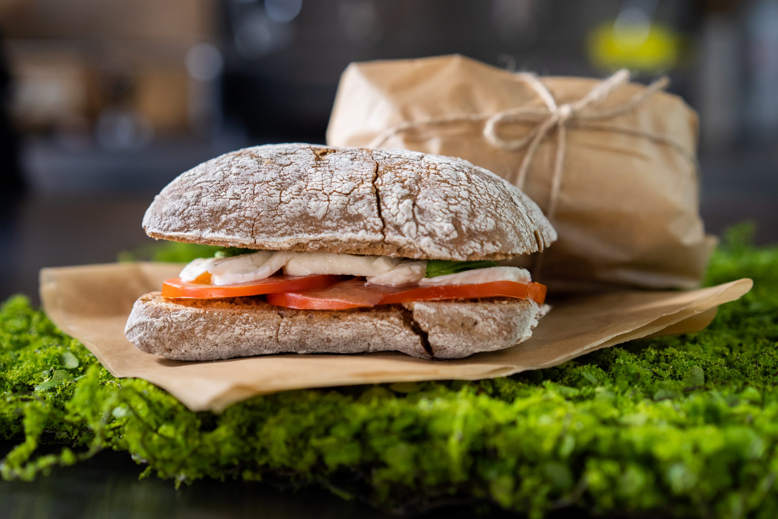 kanapka z ciemnego pieczywa z mozzarellą i pomidorem