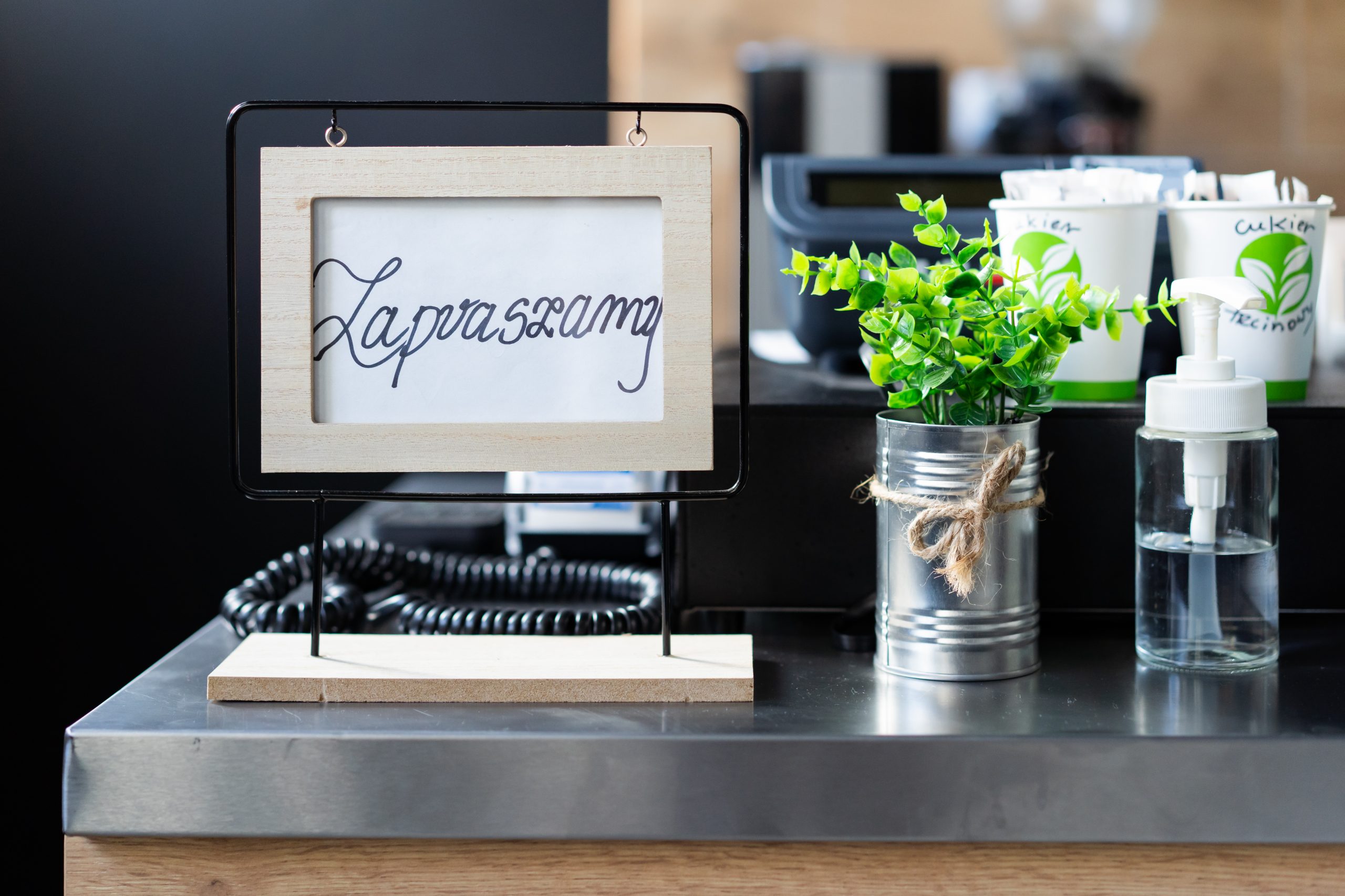 ramka z napisem zapraszamy, sztuczne kwiaty