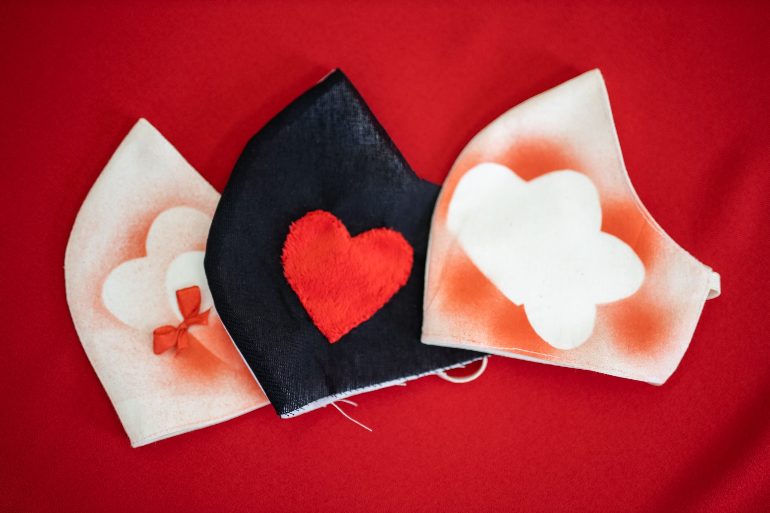 maseczki we wzory z sercem