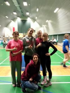 grupa dziewczyn pozuje do zdjecia, stroje sportowe, w tle hala sportowa