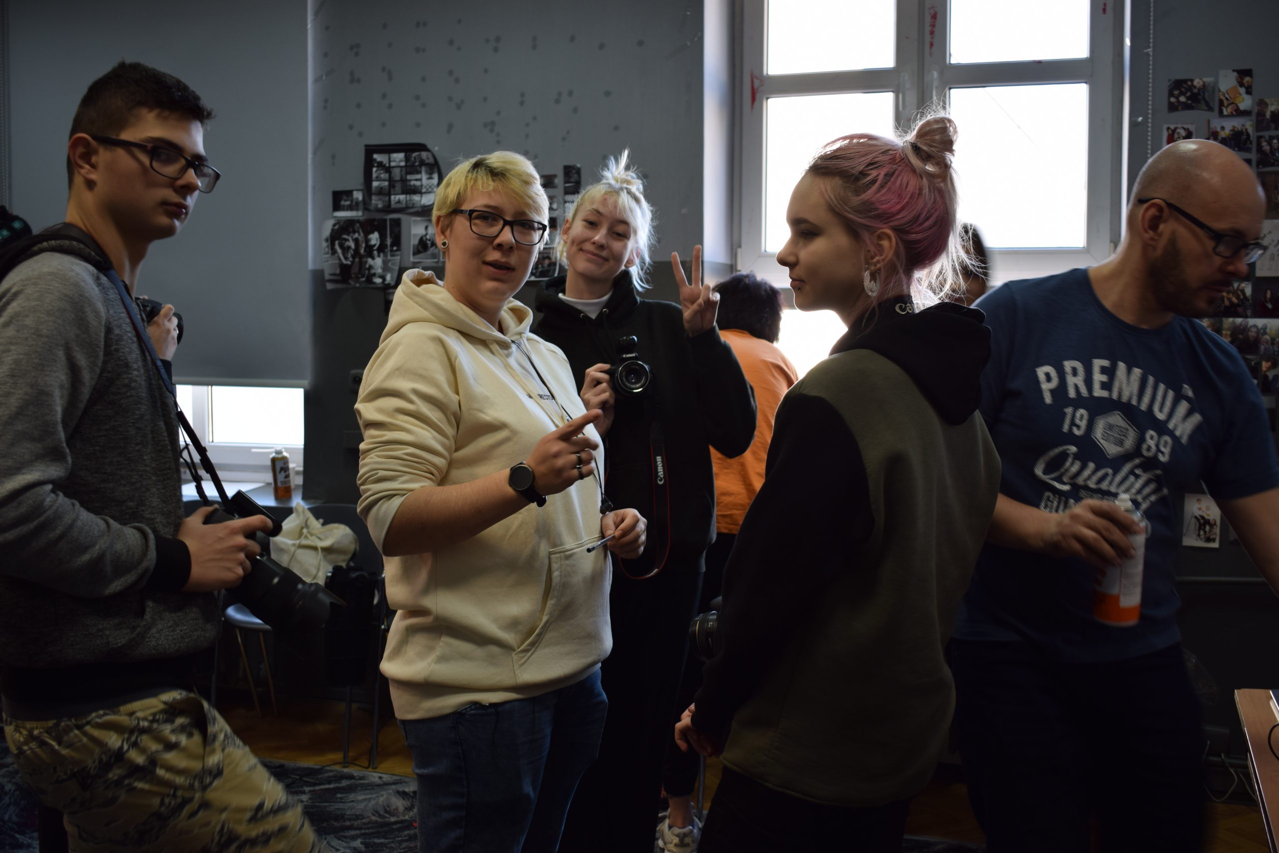 młodzi ludzie w pracowni fotograficznej