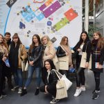 młodzież na tle mapy