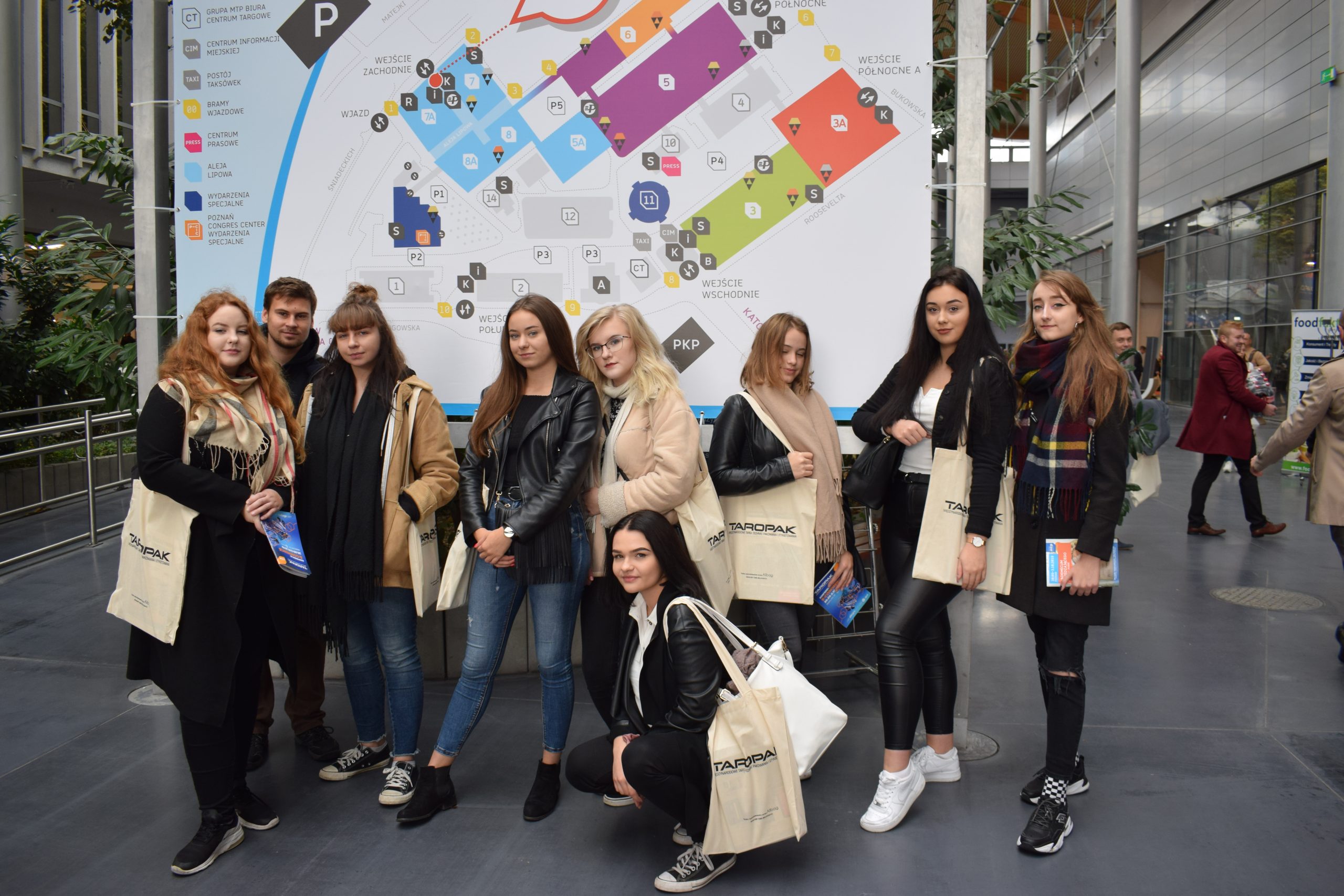 młodzież na tle mapy