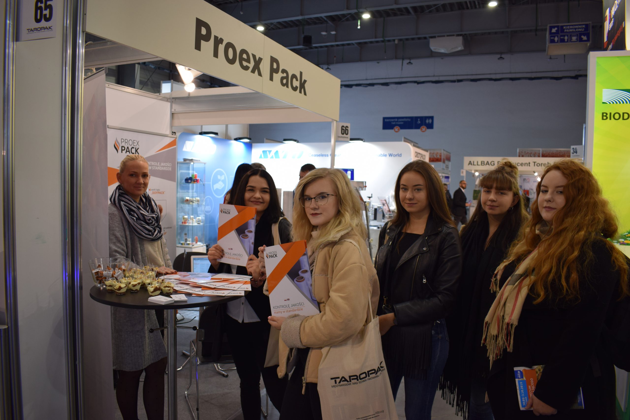 6 kobiet w dużym pomieszczeniu