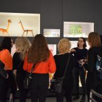 ludzie i wnęki w ścianach