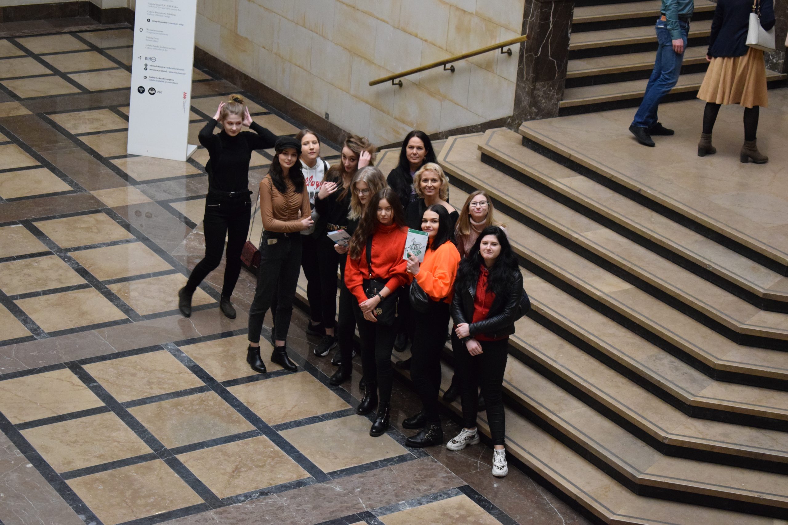 widok z góry na grupę osób stojących przy schodach