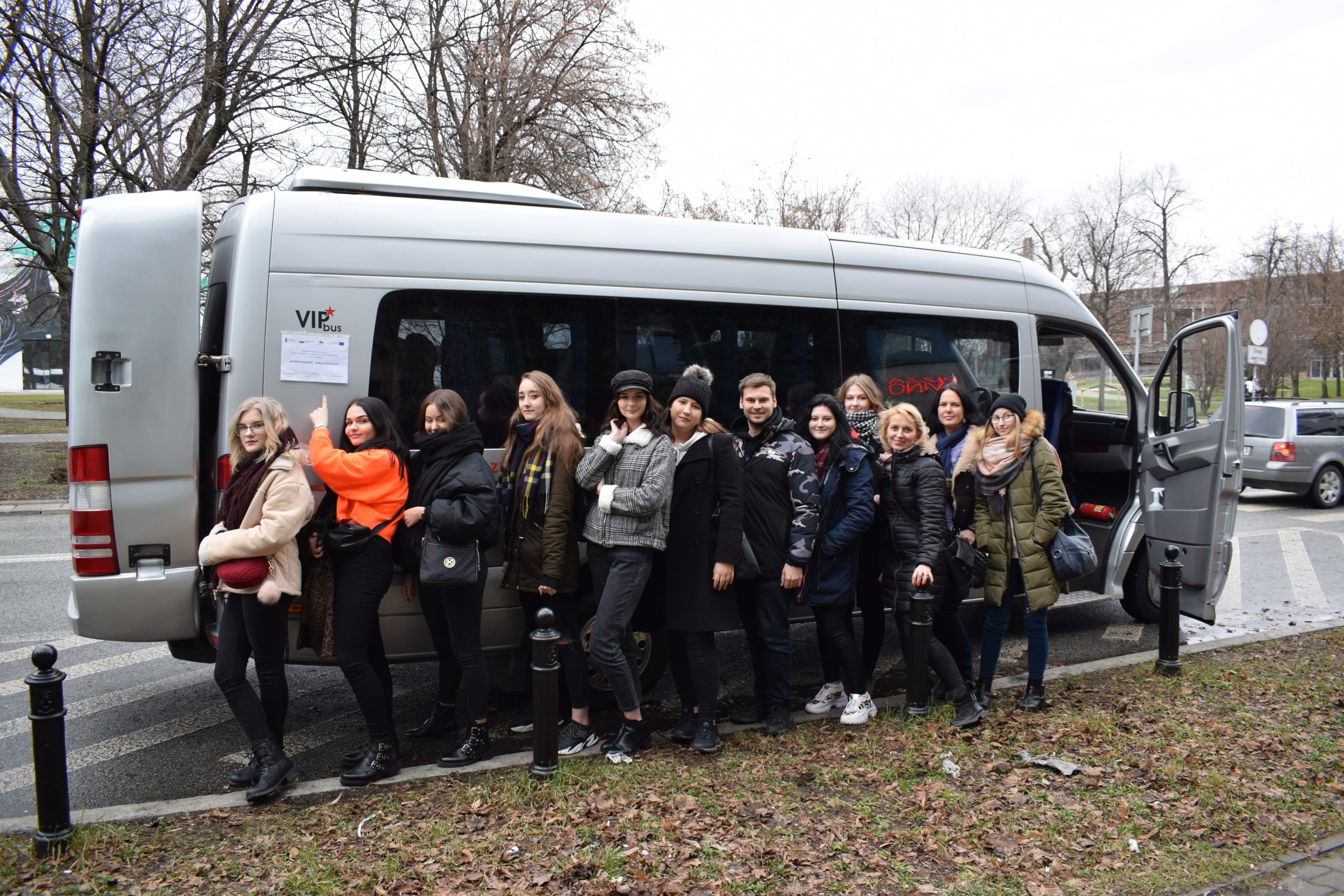 dzika banda przy busie