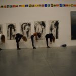 zgięte w pół osoby chcą upodobnić się do czarnobiałych arcydzieł rodem z zerówki