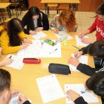 praca przy wspólnym stole