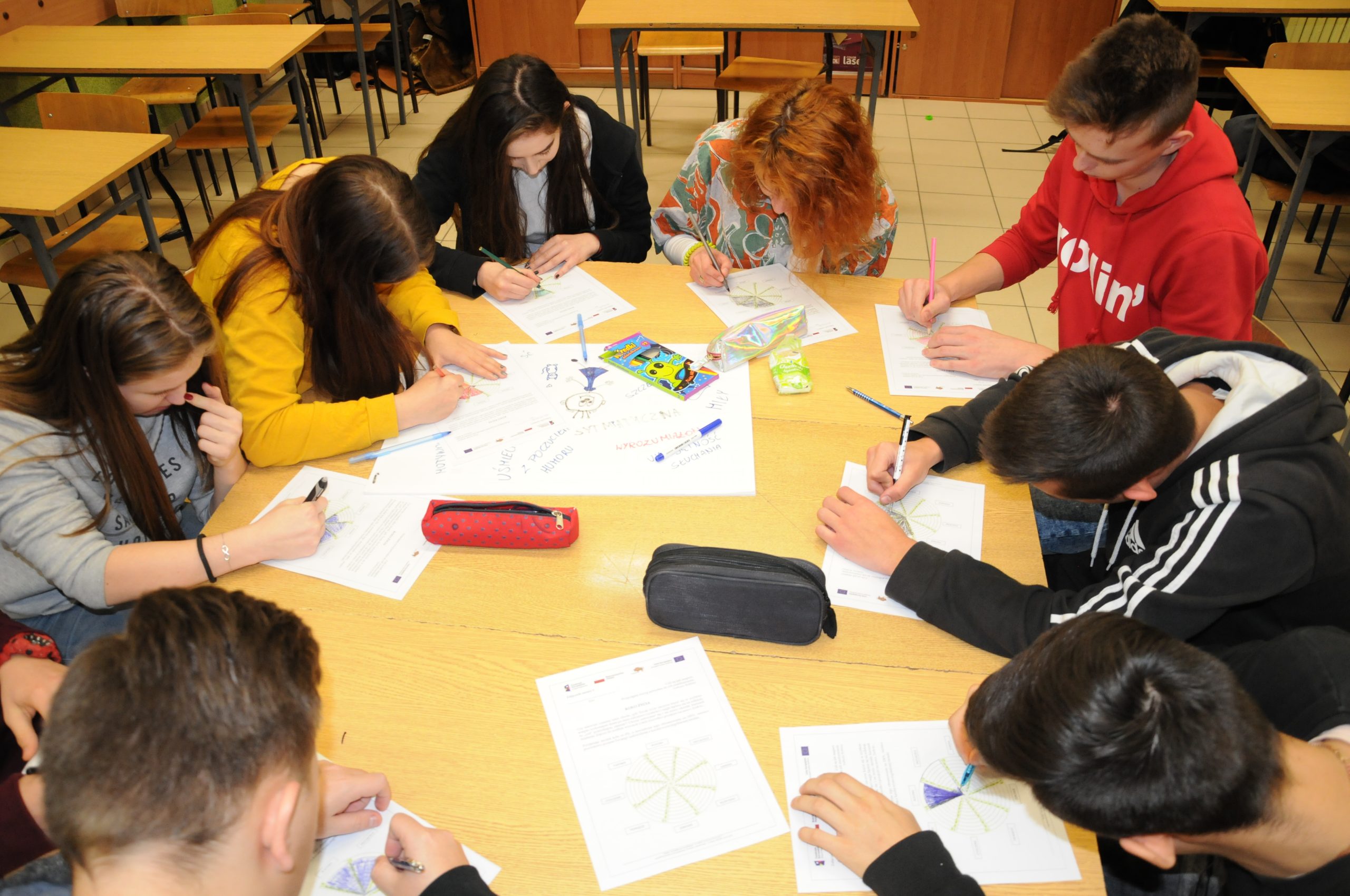 praca przy wspólnym stole