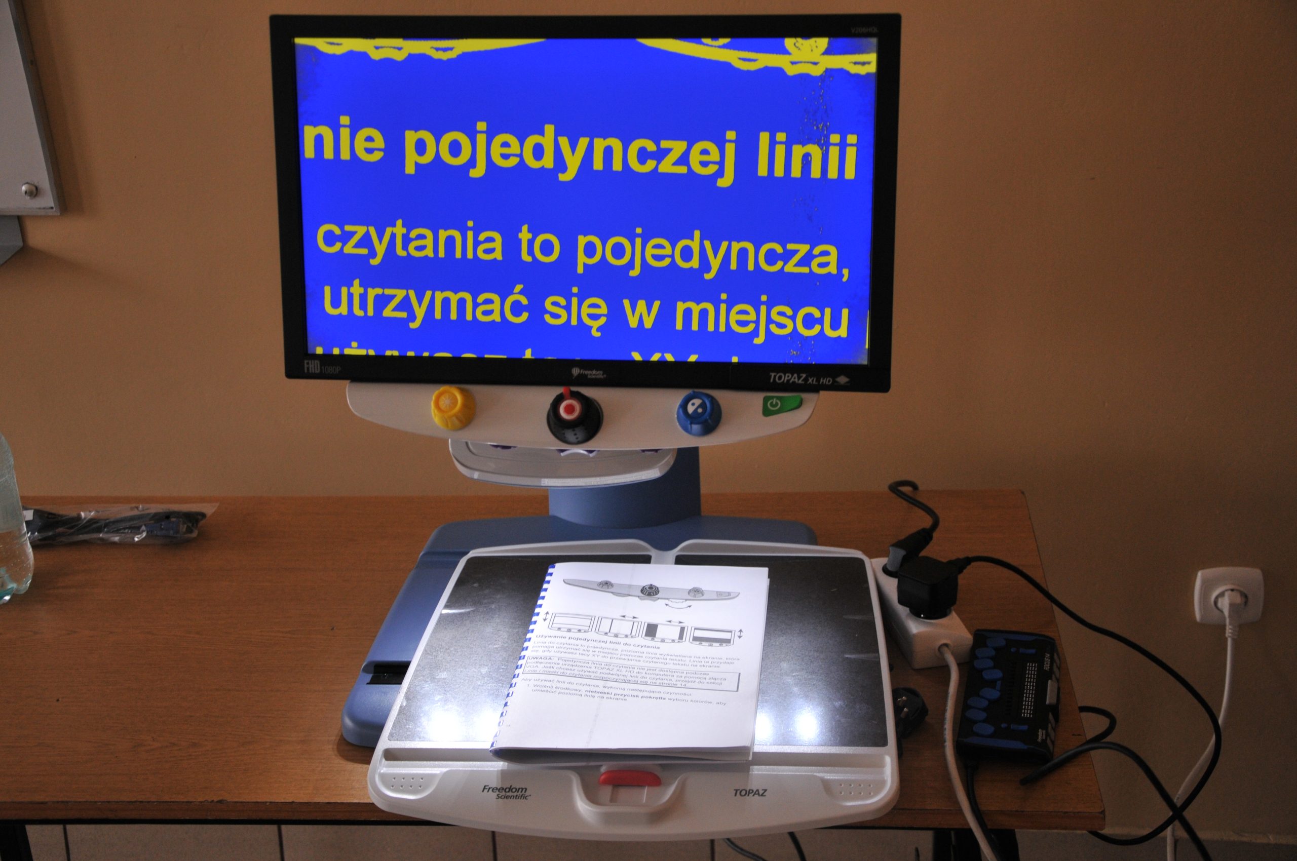 urządzenie z ekranem, na którym wyświetlany jest fragment tekstu