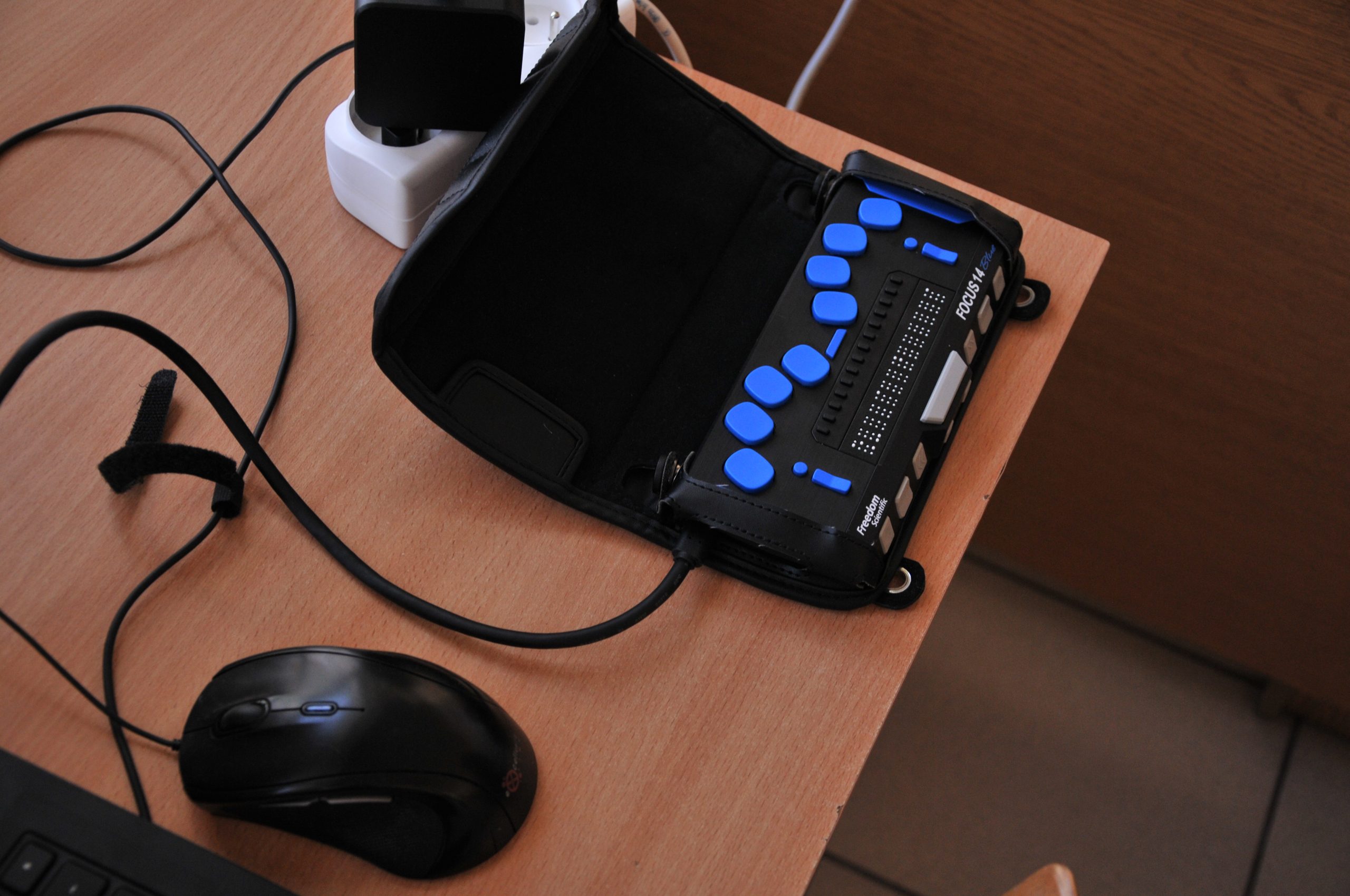 czarne urządzenie z niebieskimi przyciskami