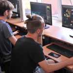 uczniowie w trakcie projektu graficznego