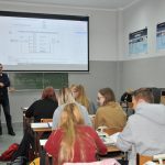 zajęcia w sali z projektorem