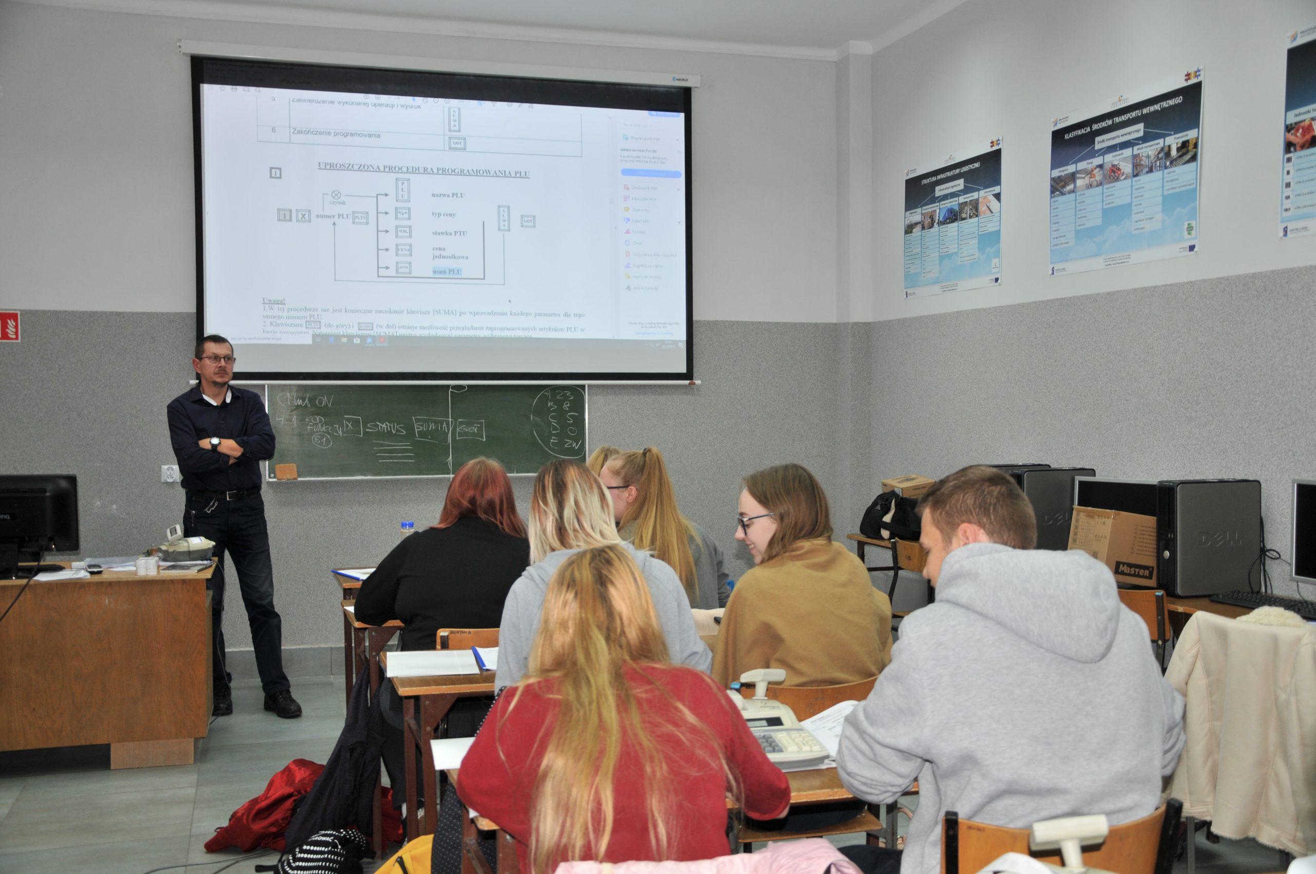 zajęcia w sali z projektorem