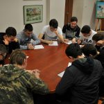 wieloosobowa praca przy owalnym stole