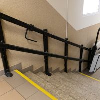 schody przy których zamontowano platformę dla osób z niepełnosprawnościami
