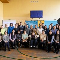 grupa osób w różnym wieku i różnej płci pozuje do zdjecia