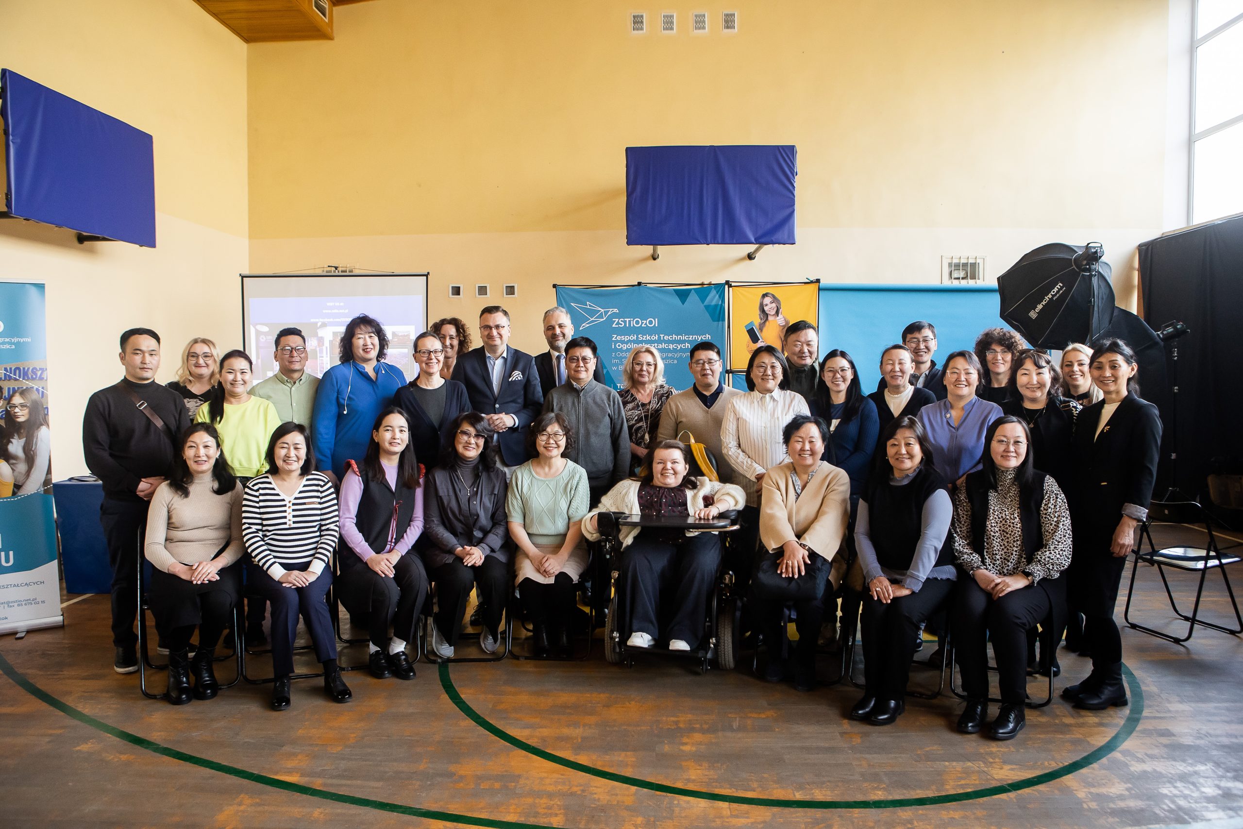 grupa osób w różnym wieku i różnej płci pozuje do zdjecia