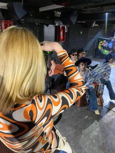 dziewczyna z aparatem robi zdjecie, sesja zdjeciowa