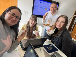 grupa młodych ludzi w biurze pozuje do zdjecia