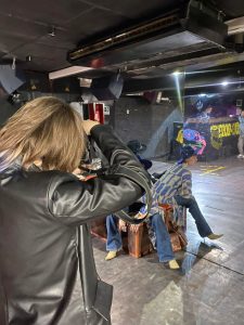 dziewczyna z aparatem robi zdjecie, sesja zdjeciowa