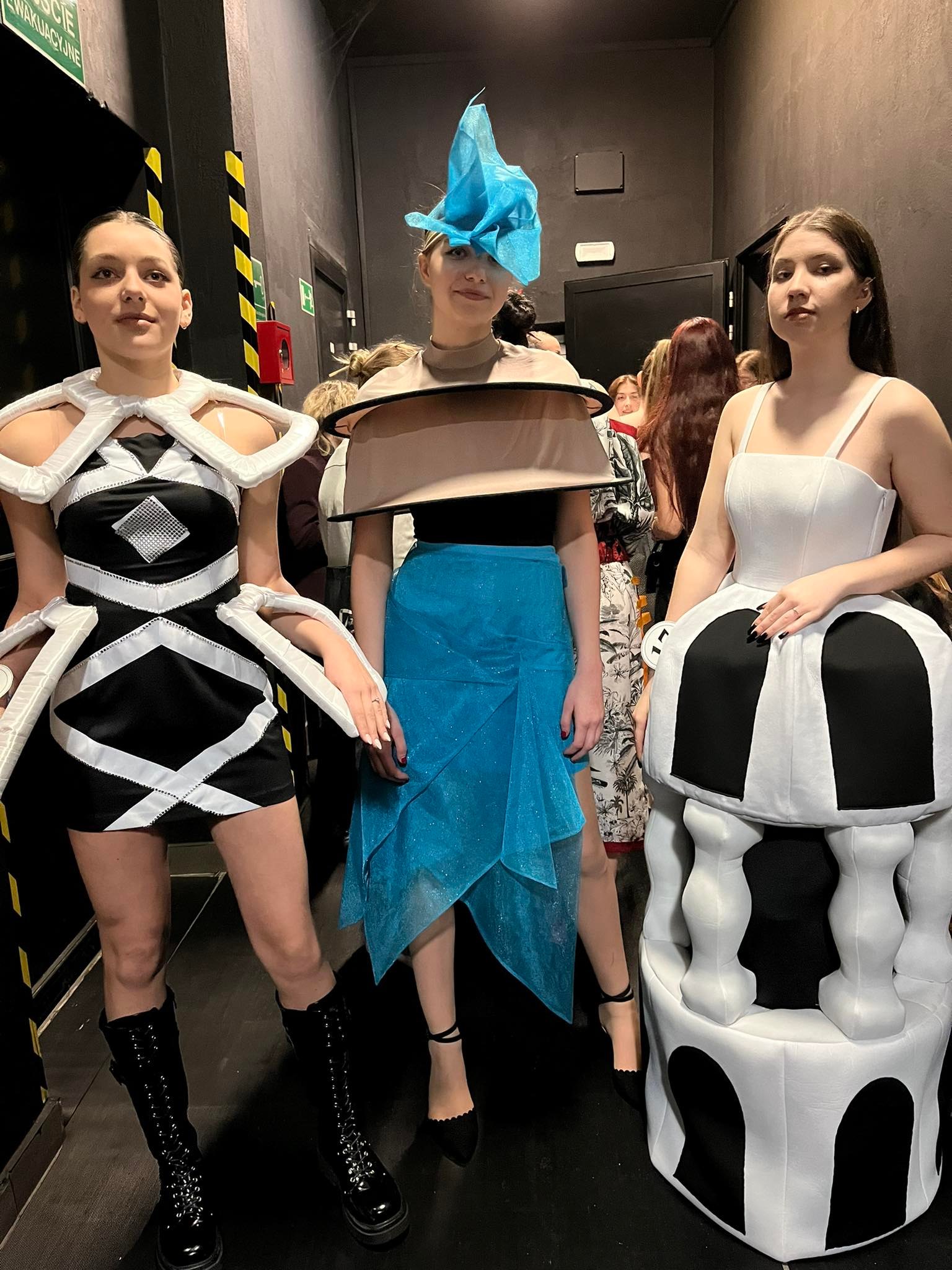 trzy dziewczyny w kreacjach czarno-białych pozują do zdjęcia