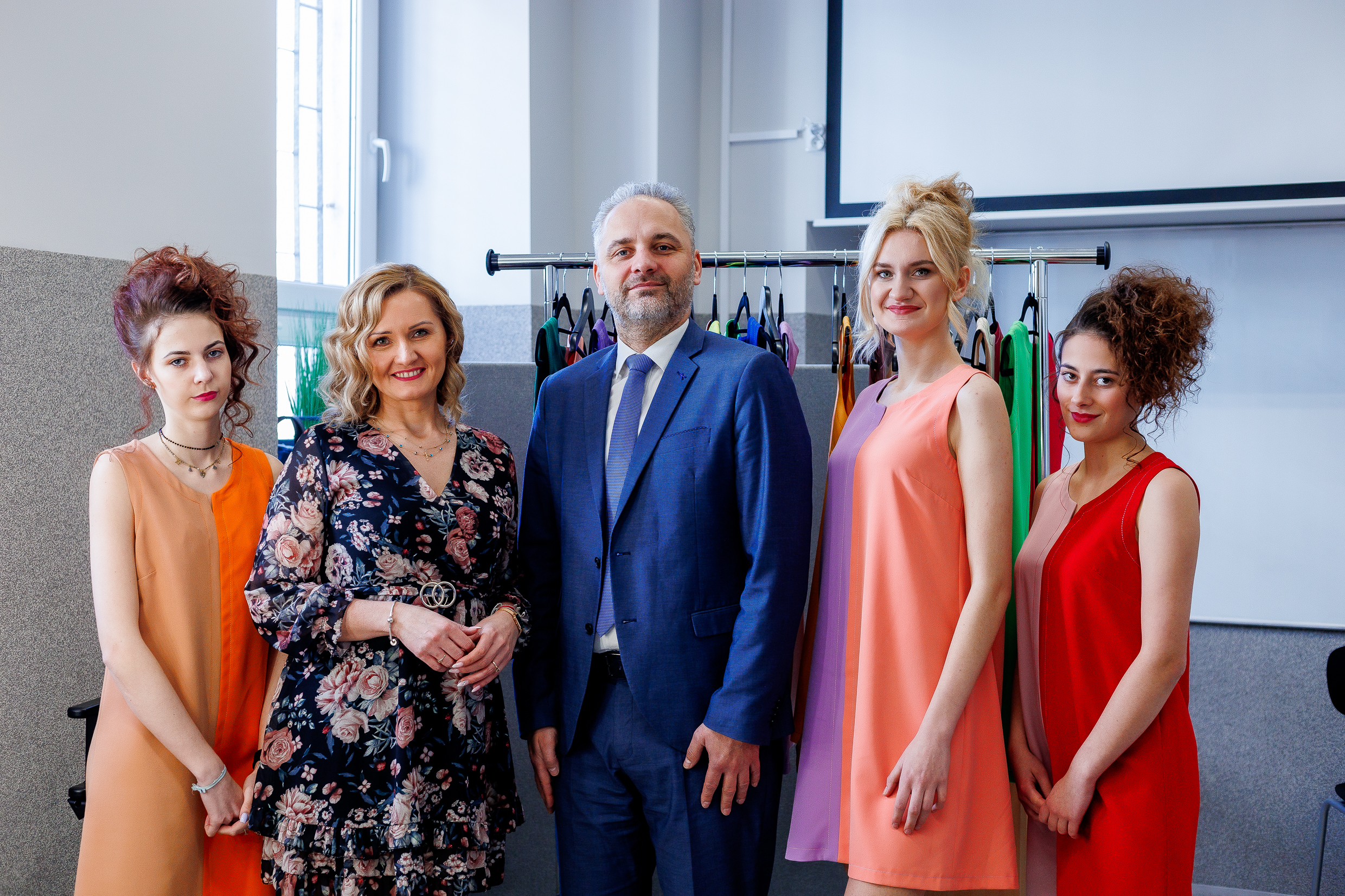 grupa osób, dziewczyny i kobiety, mężczyzna pozują do zdjęcia