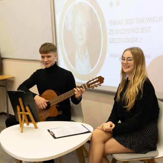 chłopak i dziewczyna, chłopak gra na gitarze