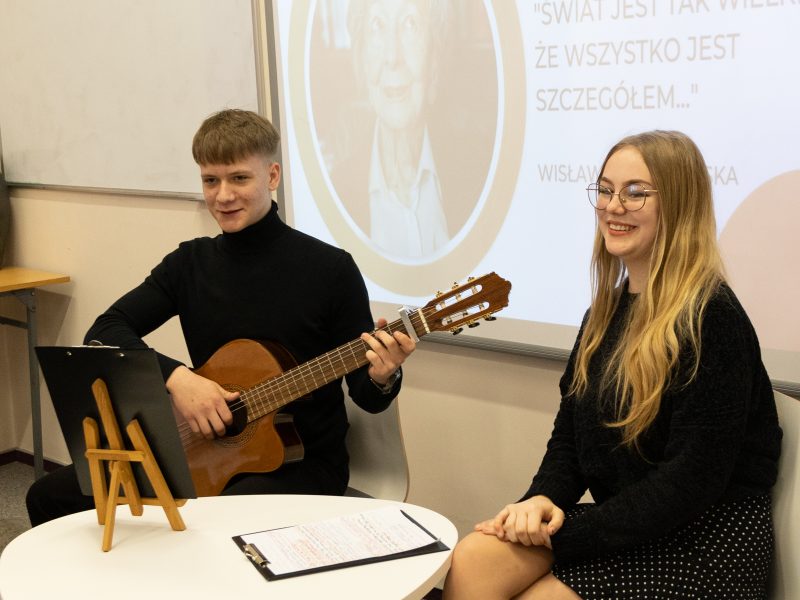 chłopak i dziewczyna, chłopak gra na gitarze