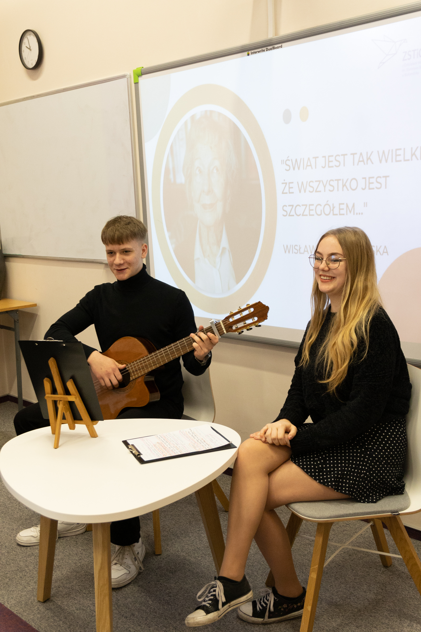 chłopak i dziewczyna, chłopak gra na gitarze