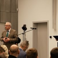 mężczyzna i kobieta stoją na scenie, mężczyzna przemawia