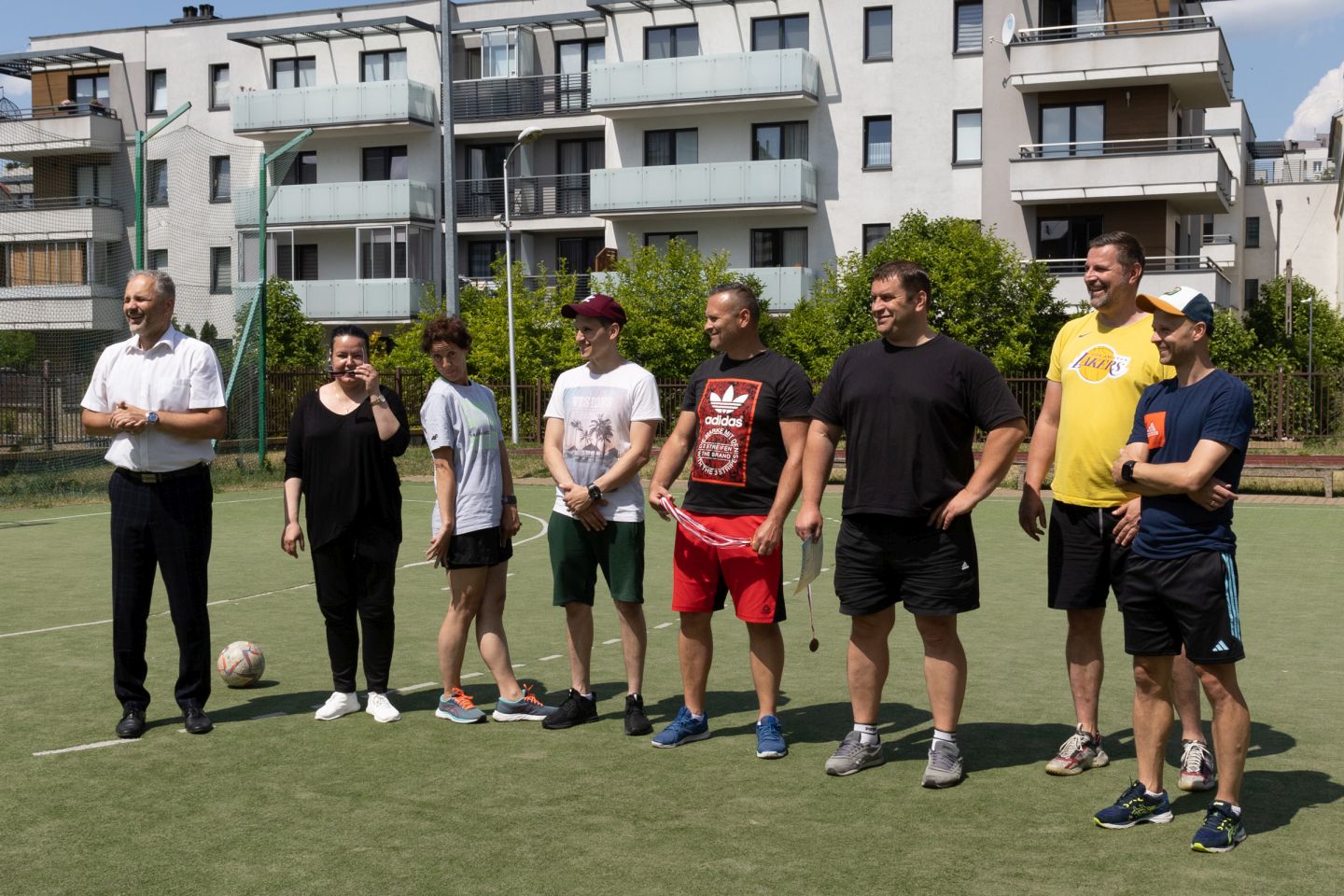 grupa nauczycieli wf stoi na boisku szkolnym