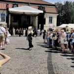 Uczennica szkoły podczas pokazu mody na ul. Kilińskiego