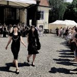 Uczennice szkoły podczas pokazu mody na ul. Kilińskiego